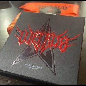 Weirdo mini-palette by jeffree star cosmetics